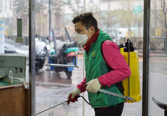 방역 나선 황교안    황교안 미래통합당 대표가 25일 서울 종로구 숭인동에서 방역 활동을 하고 있다.      연합뉴스